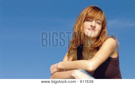 Fiatal lány ellen kék ég