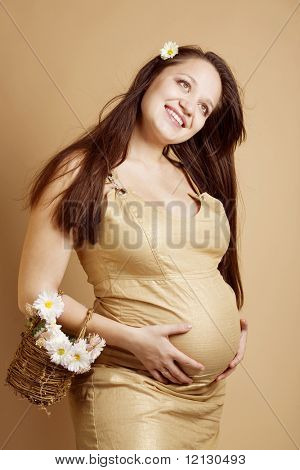 Velmi těhotná žena raming jejího budoucího dítěte, studio zastřelil