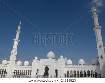 the big mosque at abu Dhabi in the uae