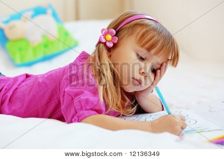 Malá dívka malba v jejím pokoji doma
