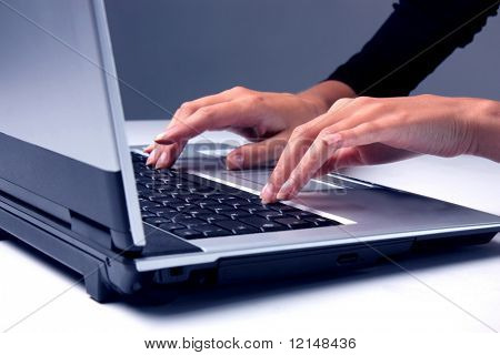 ノート パソコンには女の手のクローズ アップ