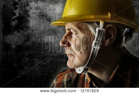 ein leitender Arbeitnehmer mit einem Bauarbeiterhelm