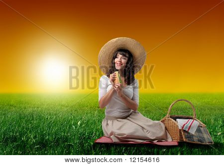 bella signora facendo un picnic su un campo in erba