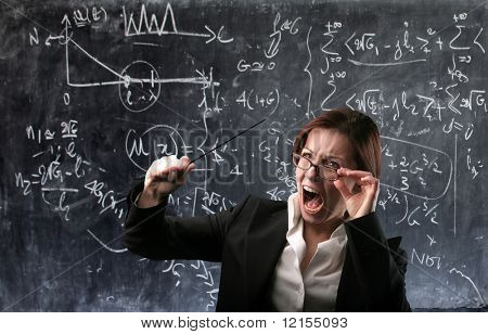 vihainen opettaja blackboard taustalla