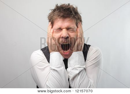 uomo urlando