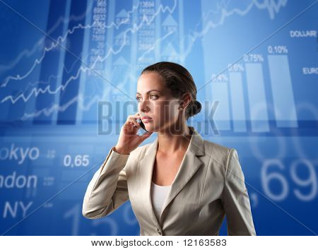 Imprenditrice parlando al telefono con la grafica di scambio sullo sfondo