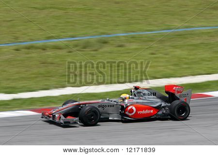 SEPANG, Malesia - 4 huhtikuu: Vodafone McLaren Mercedes Lewis Hamilton toimiiko käytännössä 2009