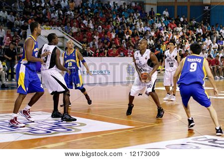 KUALA LUMPUR - Januar 05: KL Drachen Jamal Brown (C) bereitet auf die ASEAN-Basketball-Lea zu schießen