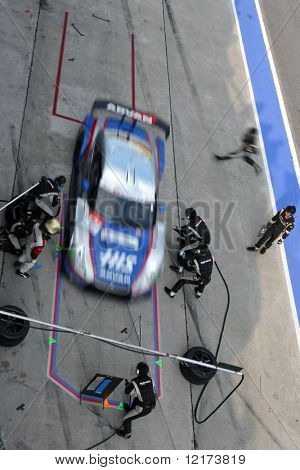 SEPANG, MALAYSIA - 21 juni: The hans fördel Kondo GT-R bil (24) under ett däck ändrar på den Super GT