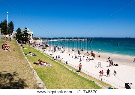 COTTESLOE,WA,AUSTRALIA-MARCH 12,2016:  Tourists and sculptures line the Indian Ocean coast line at 