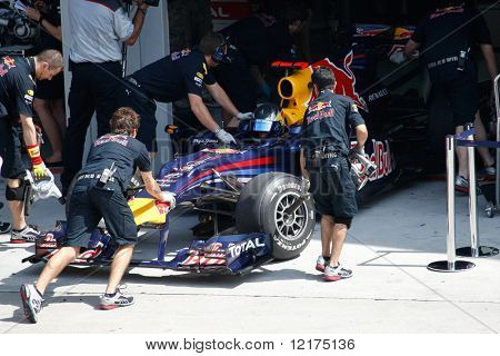KUALA LUMPUR - APRIL 2: Red Bull hold mekanikere skubbe Sebastian Vettels bil tilbage i garagen 