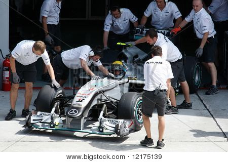 KUALA LUMPUR - 2 Nisan: Mercedes mekanik Nico Rosberg'ın araba geri garaj onun p sonra bas