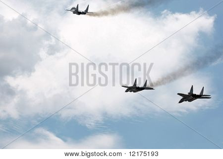 KUALA LUMPUR - 4 huhtikuu: Malesian ilmavoimien MIG-29N taistelija suihkukoneet suorittaa ilma-akrobatia stu