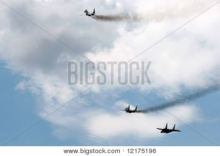KUALA LUMPUR - 4 huhtikuu: Malesian ilmavoimien MIG-29N taistelija suihkukoneet suorittaa ilma-akrobatia stu