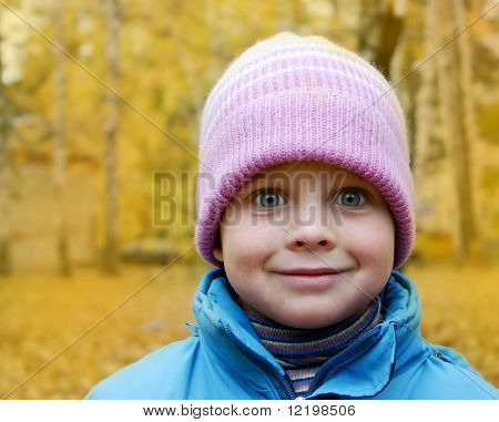 Happy boy v podzimním parku