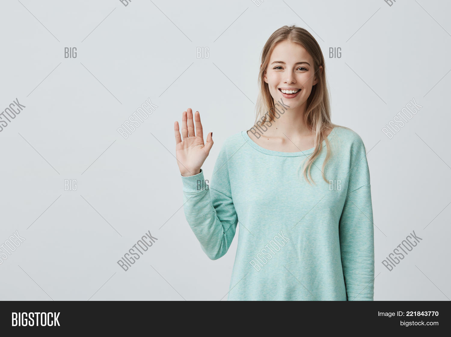 Человек машет рукой. Улыбающийся человек машет рукой. Красивая девушка машет рукой. Мужчина в костюме машет. Как правильно машет или махает рукой.