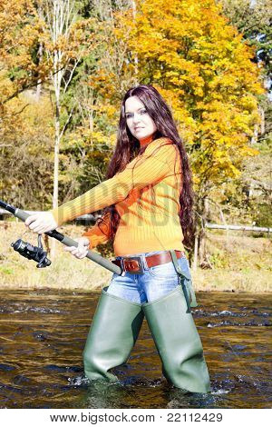 mujer de pesca en el río Otava, República Checa