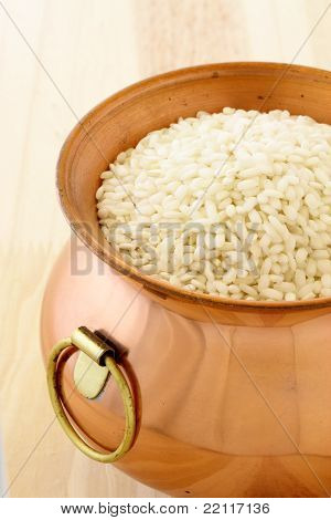 Frisk rå Risotto på kobber Pot