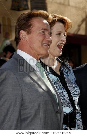 LOS ANGELES - 18 de diciembre: Arnold Schwarzenegger y Sigourney Weaver en una ceremonia como James Cameron rece