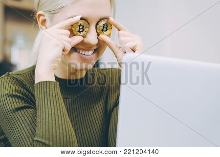 woman bitcoin laptor smile happy investor finance cryptocurrency