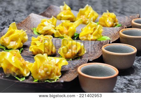 Dim sum dishes are usually served with tea, and together form a full tea brunch. Dim sum traditionally are served as fully cooked, ready-to-serve dishes.