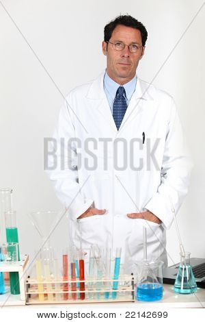 Pesquisador masculino em laboratório