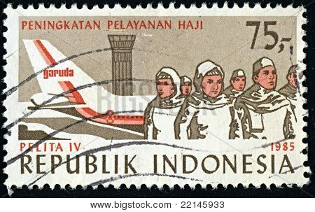 인도네시아 공화국-1985:A 년경 인도네시아 공화국에에서 인쇄 된 우표의 항공 운송의 이미지를 보여줍니다 