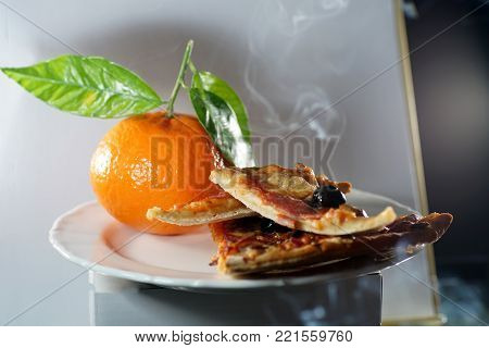 Pizza schnitte mit Sardellen und schwarzen Oliven und Salami