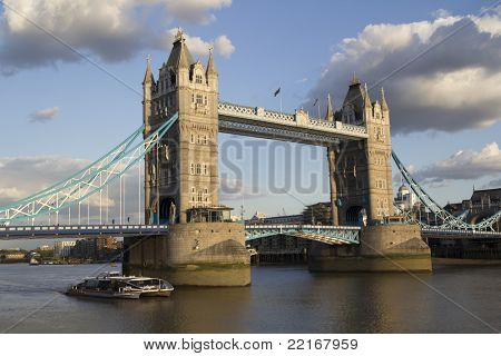 Londres - 30 de maio: A ponte de Londres em Londres, em 30 de maio de 2011. Anéis olímpicos gigantes serão instalados 
