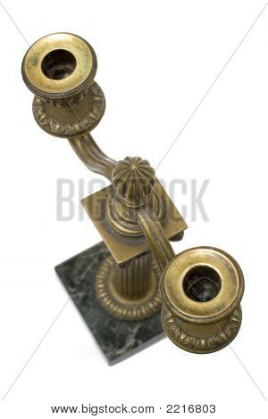 Candelabro de bronce aislado