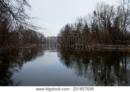 Gloomy, rough, winter river Psel - an interesting screensaver.