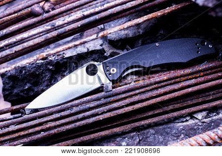 Pocket knife for everyday carrying. Lots of straight lines. Rusty wire.