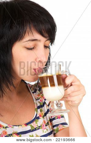 Krásná bruneta žena nápoje Cappuccino