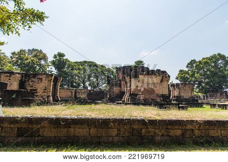 Prasat Wat Sa Kamphaeng Yai At Uthumphon Phisai District,old Thai Historical Castle.