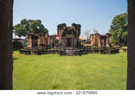 Prasat Wat Sa Kamphaeng Yai At Uthumphon Phisai District,old Thai Historical Castle.