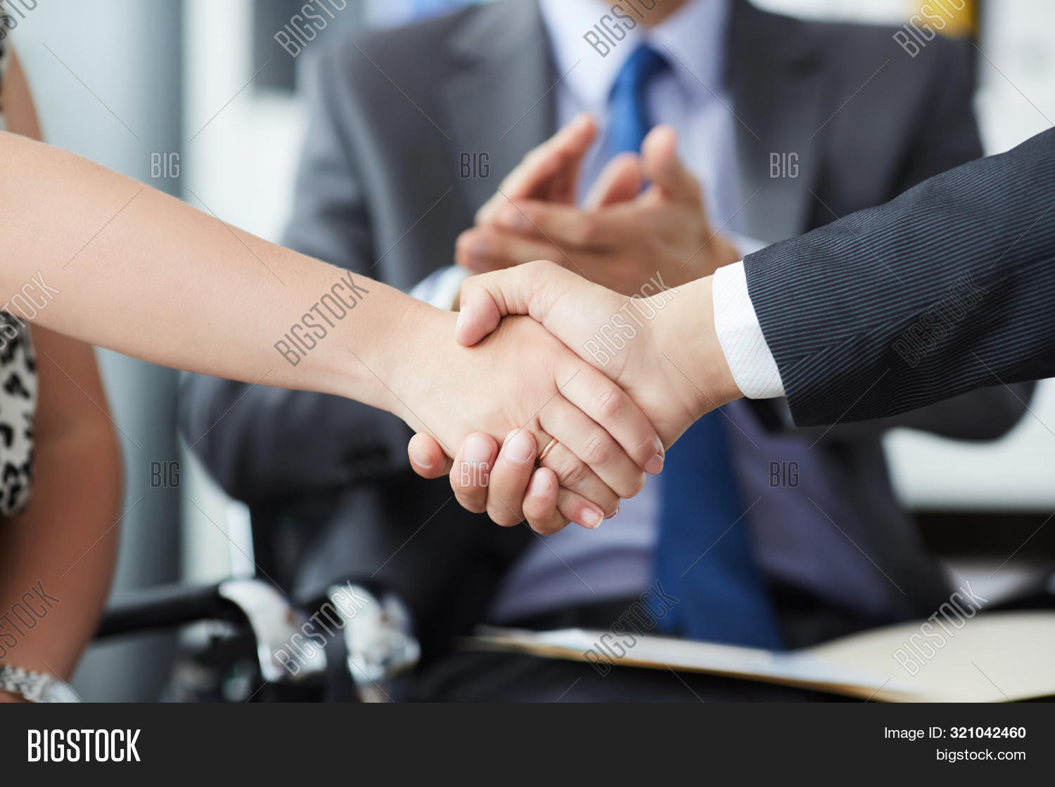 рукопожатие хакинг. переговоры рукопожатие аптека. рукопожатие рабочих рук. Finishing handshake. Finishing handshake.