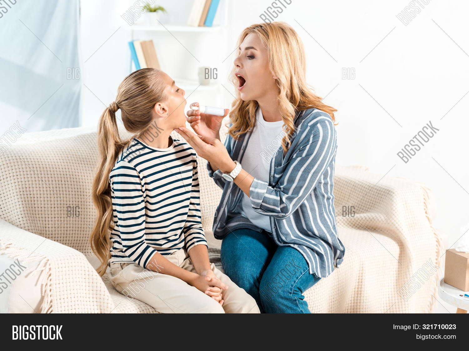 мама показала язык. девочка с открытым ртом. мама с дочкой показывают язык. дочка с большим ртом. девочка смеется.