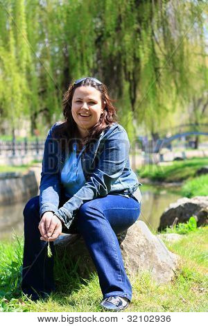 Mladá baculatá dívka s úsměvem