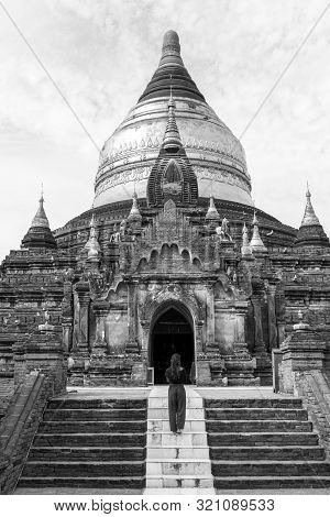 Black And White Picture Of Tourist Inf Front Of The Architectural Dhammayazika Pagoda Located Inside