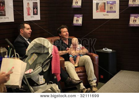 ลอสแองเจลิส - 17 apr: โทริสะกด ' s สามี Dean McDermott แฮตตี ลูกสาวที่มีรับรองสำหรับเขา