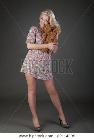 Piękne Blond kobieta z misiem
