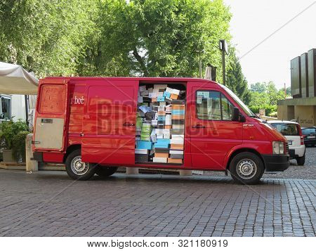 Bergamo, Italy - Circa July 2017: Volkwagen Lt Van Filled With Shoes Boxes At The Market Square