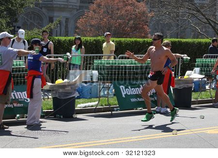 Bénévoles ont donné de l'eau aux coureurs pendant le Marathon de Boston