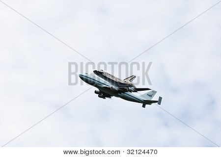 Lo Space Shuttle Discovery cavalcavia sopra la zona di Washington, D.c.
