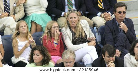 FLUSHING, NY – 10 de setembro: Ator Michael J. Fox (R) senta com sua família como eles assistem nos Ope
