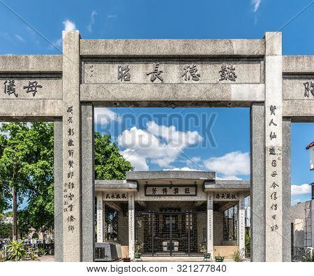 Manila, Philippines - March 5, 2019: Chinese Cemetery In Santa Cruz Part Of Town. Mausoleum With Tal