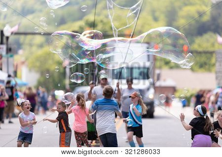 Buckhannon, West Virginia, Usa - May 18, 2019: Strawberry Festival, Man Creating Larg Bubbles For Ch