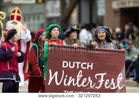 Holland, Michigan, Usa - May 11, 2019: Tulip Time Parade, Group Wearing Medieval Style Clothing, Pro