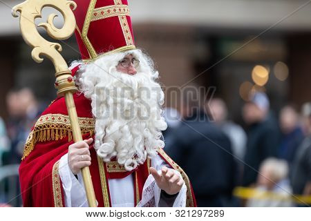 Holland, Michigan, Usa - May 11, 2019: Tulip Time Parade, Group Wearing Medieval Style Clothing, Pro
