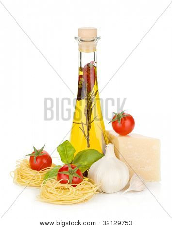 Pasta, tomater, basilikum, olivenolie og parmesanost. Isoleret på hvid baggrund